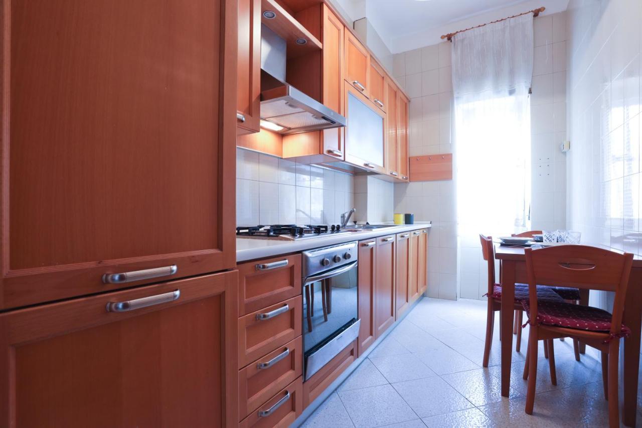 Bright Apartment Near The Sea With Parking Salerno Exterior foto
